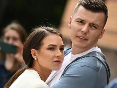 Блогер Валерия Чекалина и ее супруг Артем. Фото Александра Миридонова / Коммерсант