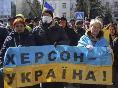 Митинг в Херсоне против оккупации города российскими военными, март 2022 год. Фото: AP