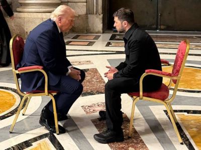 Дональд Трамп и Владимир Зеленский встречаются в базилике. Фото: Sky News